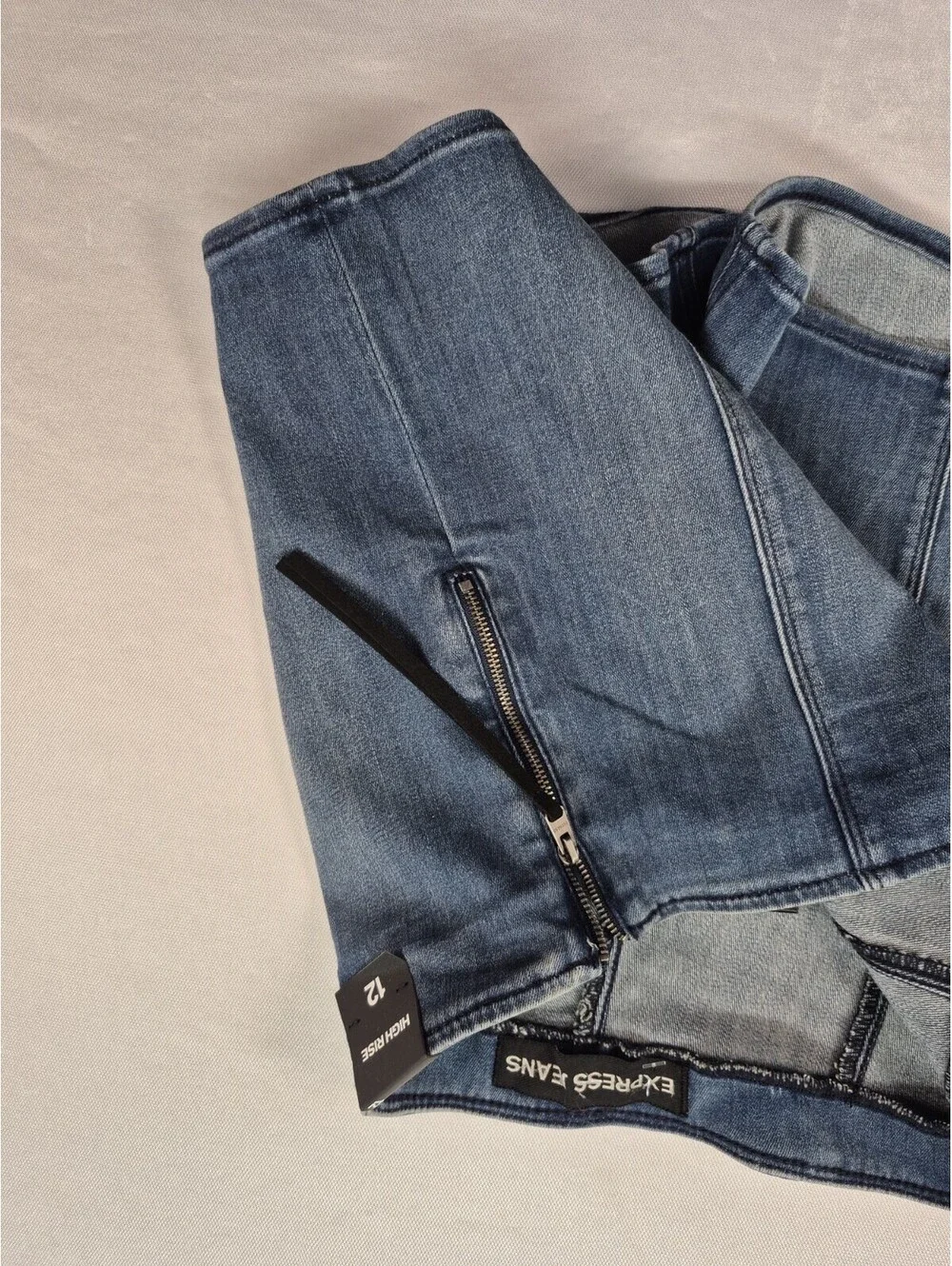 Express Denim Shorts Women's 12 High-Rise Side Zip Flat Front Med Wash NWT
